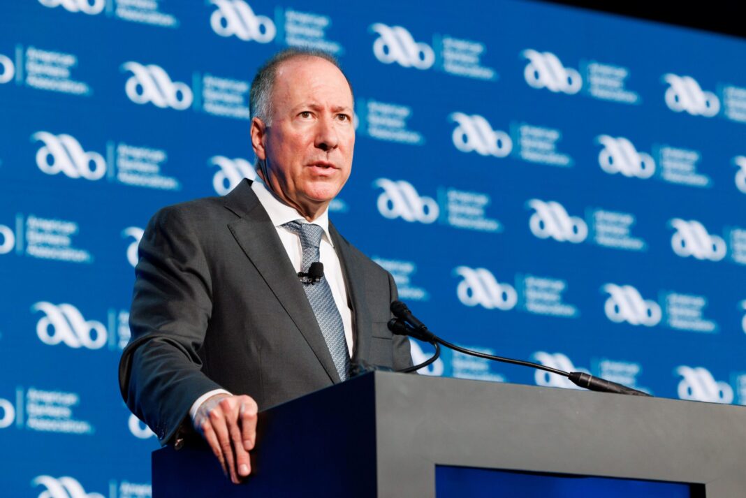 Nichols calls on bankers to contact senators ahead of stablecoin vote